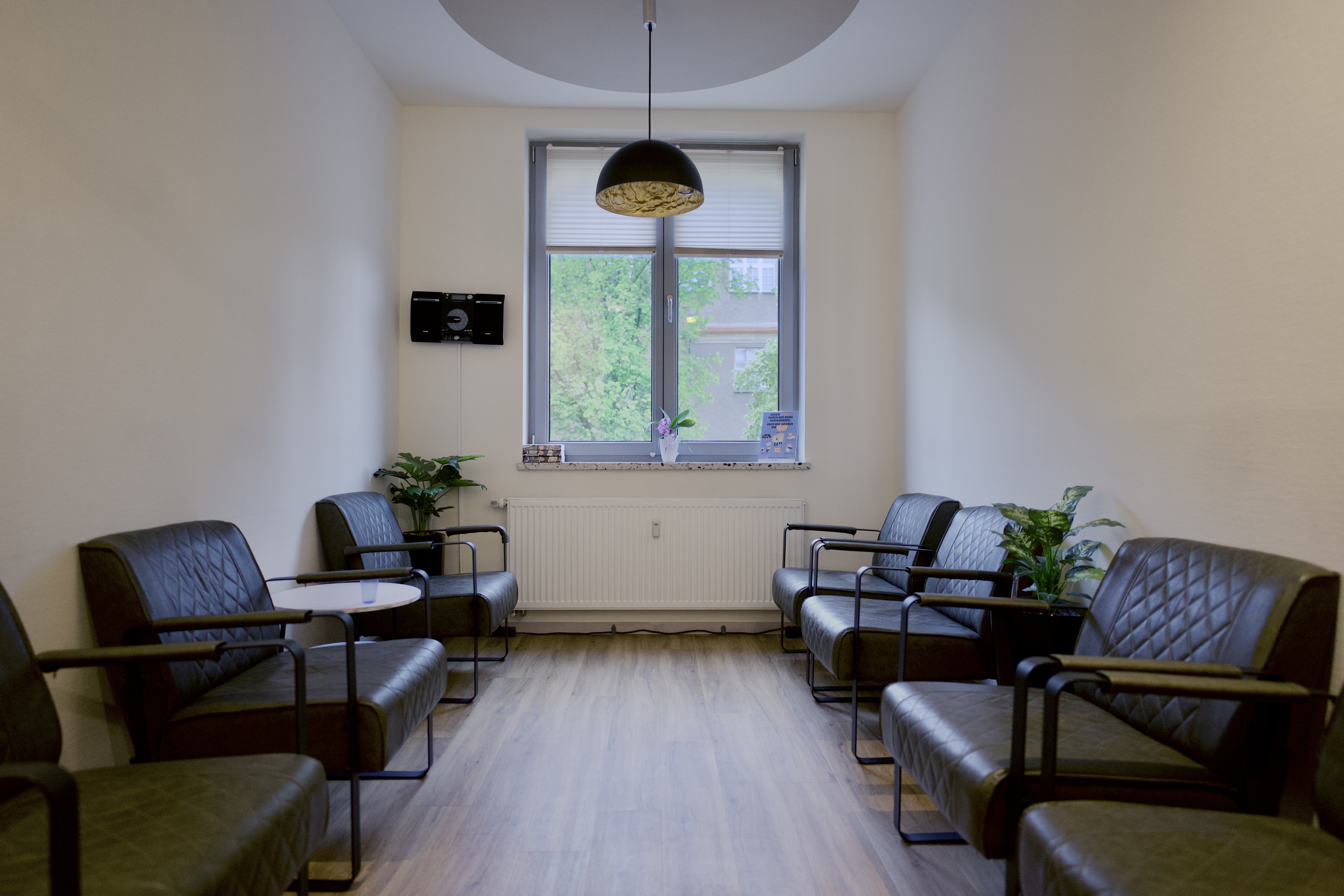 Wartezimmer der Hausarztpraxis für Allgemeinmedizin Dr. Asmat in Berlin-Baumschulenweg.